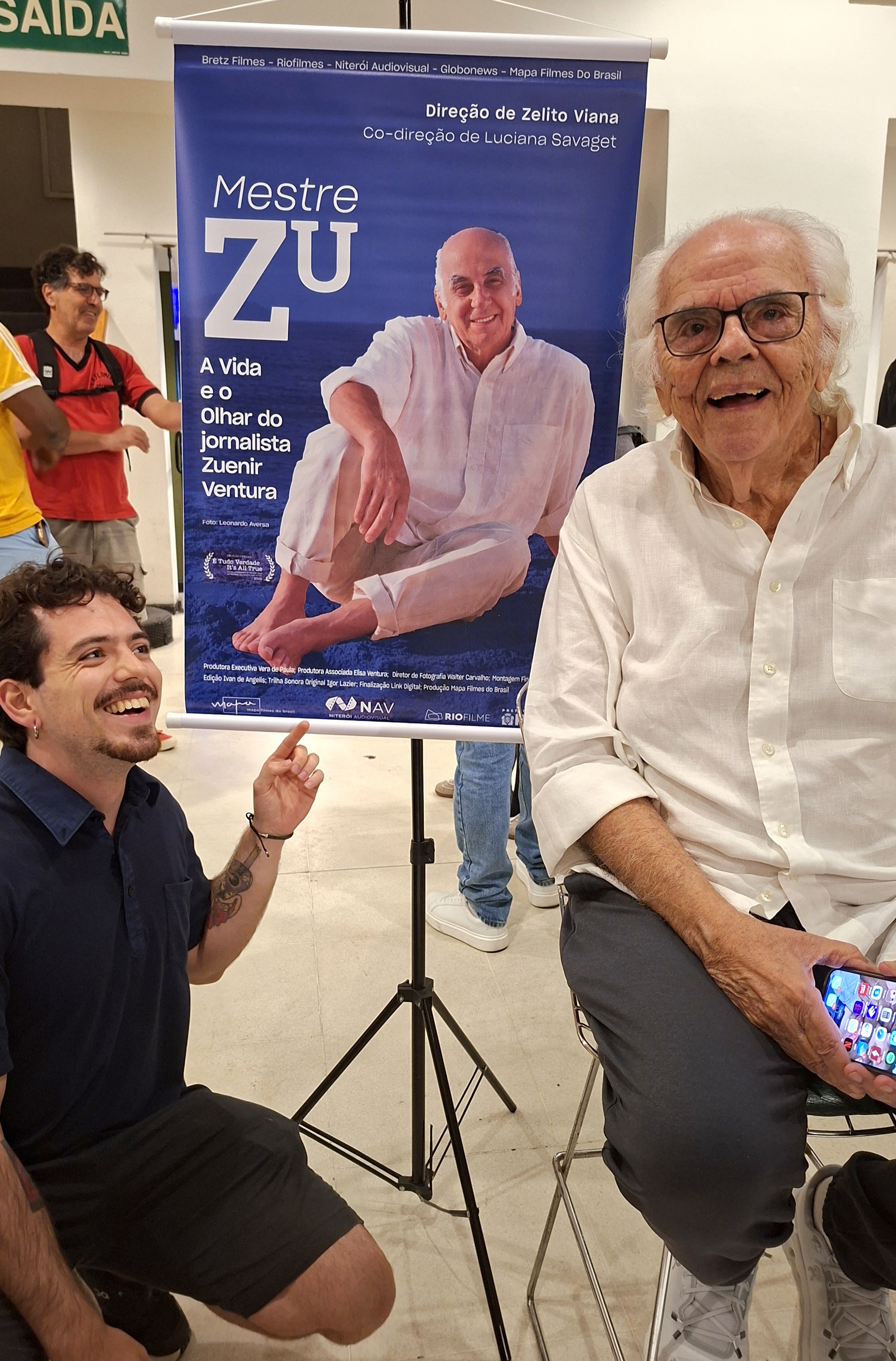 Igor Lazier com o diretor Zelito Viana diante do cartaz de Mestre Zu