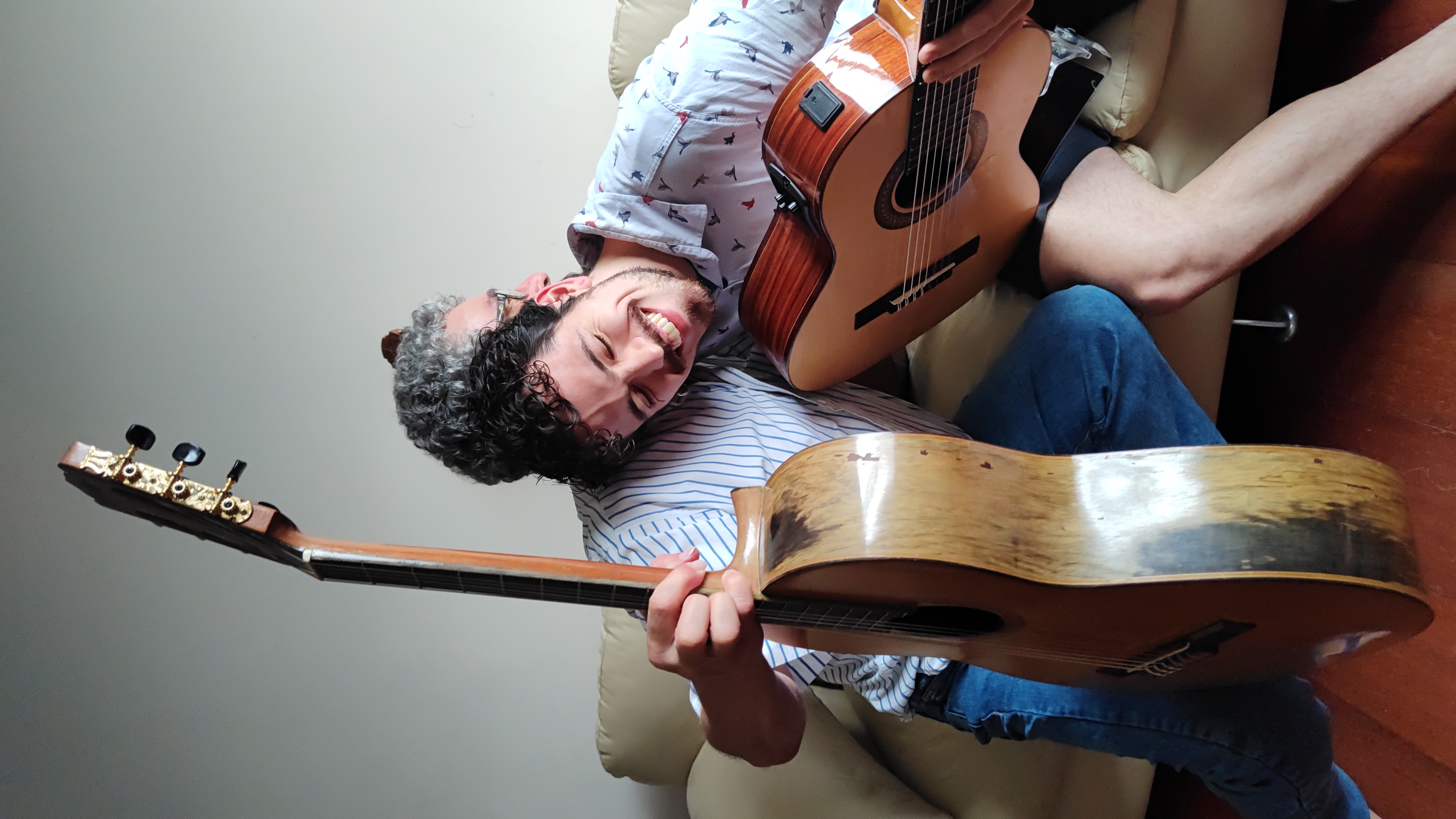 Igor Lazier and Cláudio Menandro with their guitars