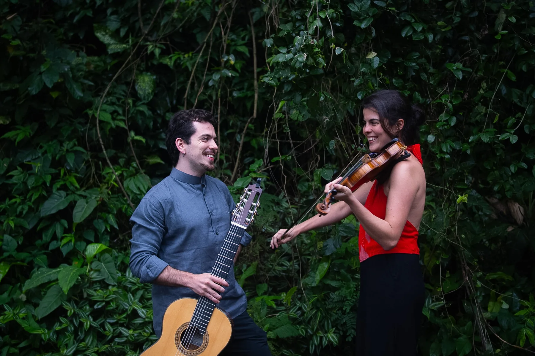 Igor Lazier and Júlia Bomfim playing guitar and violin