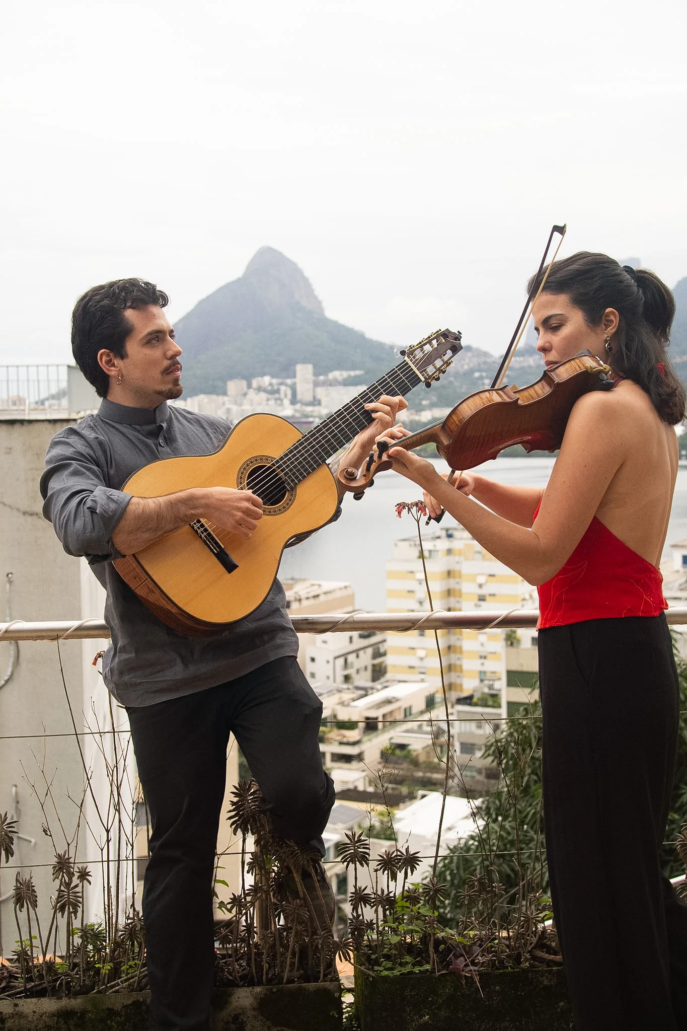 Igor Lazier and Júlia Bomfim playing together with Rio de Janeiro in the background